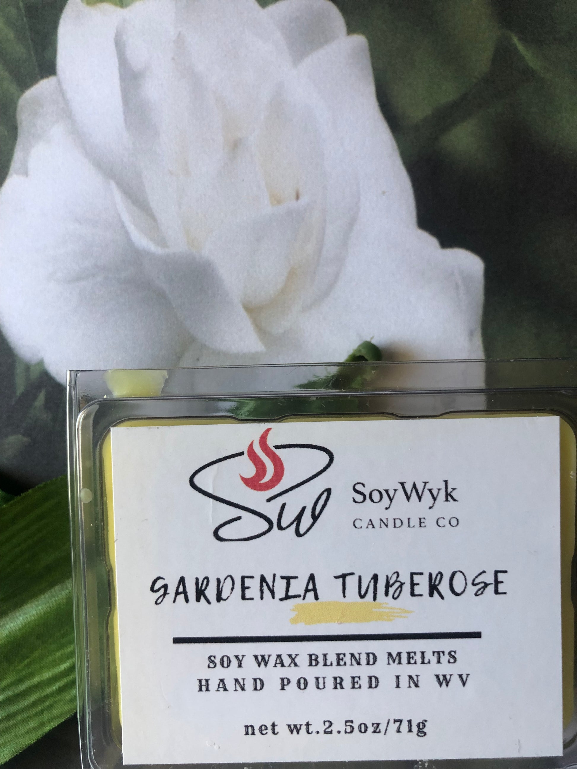 White Soy Wax Melt in a 2.5 oz clear package. Wax Melt on a counter with a large gardenia flower behind them. Labeled as “Gardenia Tuberose”Featured fragrant notes are gardenia, lemon, tuberose, jasmine
Hand-poured in WV by SoyWyk Candle Co. 